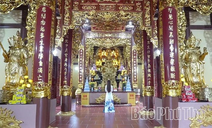 Không gian thờ tự lộng lẫy ánh vàng, tượng Phật và Bồ Tát uy nghi giữa mây hương, khắc họa niềm tin và lòng hướng thiện của bao thế hệ.
