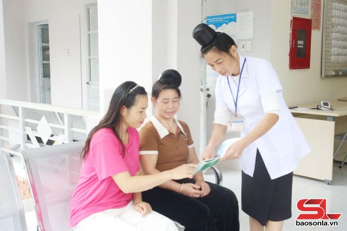 Cán bộ Trạm y tế xã Tạ Khoa tuyên truyền chính sách dân số - kế hoạch hóa gia đình cho người dân.