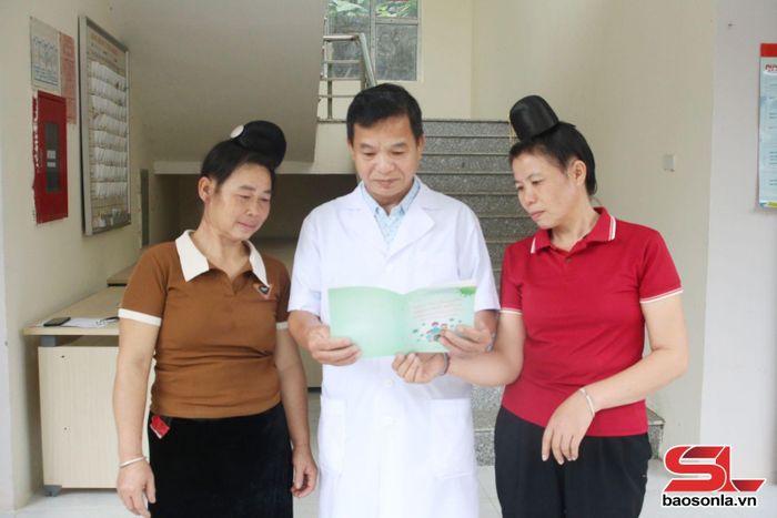 Bác sĩ Trạm y tế xã Tạ Khoa tuyên truyền chính sách dân số - kế hoạch hóa gia đình cho nhân dân.