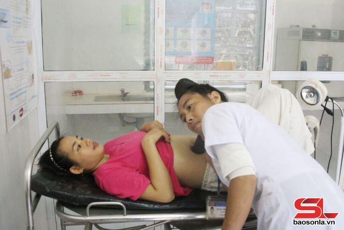 Cán bộ Trạm y tế xã Tạ Khoa khám thai định kỳ cho sản phụ.
