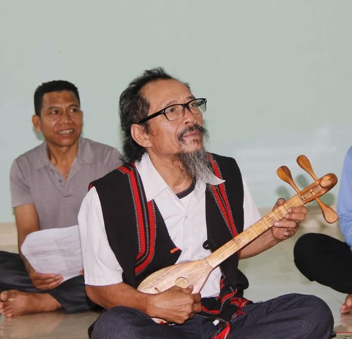 Nghệ nhân ưu tú Kray Sức, thôn A Liêng, xã Tà Rụt được xem là “công thần” của dân tộc mình trong việc bảo tồn và phát huy các làn điệu dân ca, văn hóa dân gian của dân tộc mình. Ảnh: TTXVN phát