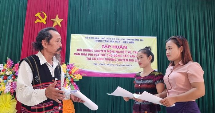 Nghệ nhân ưu tú Kray Sức truyền dạy các làn điệu dân ca Pa Cô cho các học viên trẻ. Ảnh: TTXVN phát