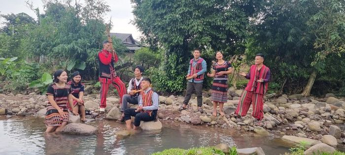 Những tiếng hát dân ca mộc mạc hòa với tiếng đàn ngân vang giữa núi rừng Trường Sơn hùng vĩ, tạo thành bản giao hưởng của niềm tự hào dân tộc. Ảnh: TTXVN phát