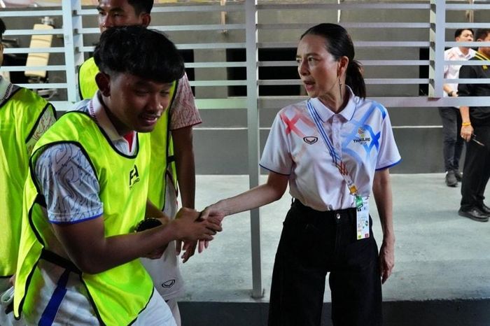 Madam Pang không ngại chi đậm để động viên các cầu thủ U22 Thái Lan. Ảnh: Siamsport