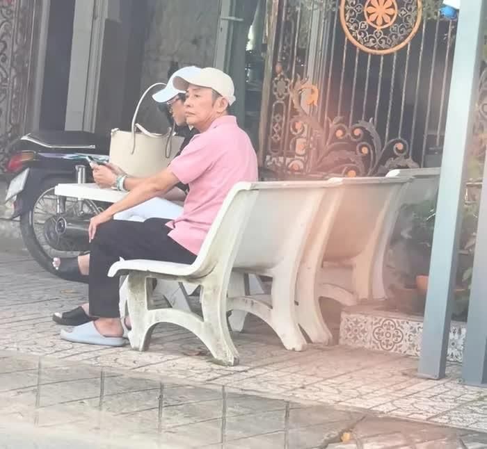 Một khán giả bắt gặp nghệ sĩ Tấn Beo đi khám bệnh ở Cần Thơ