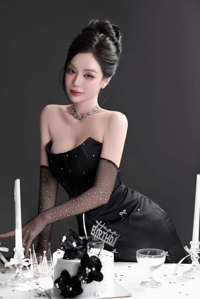Mẹ đơn thân sở hữu gương mặt thanh tú, đường nét mềm mại, làn da trắng sáng, đặc biệt là vóc dáng thon gọn dù đã trải qua hai lần sinh nở của Cindy Lư luôn khiến cộng đồng mạng trầm trồ.