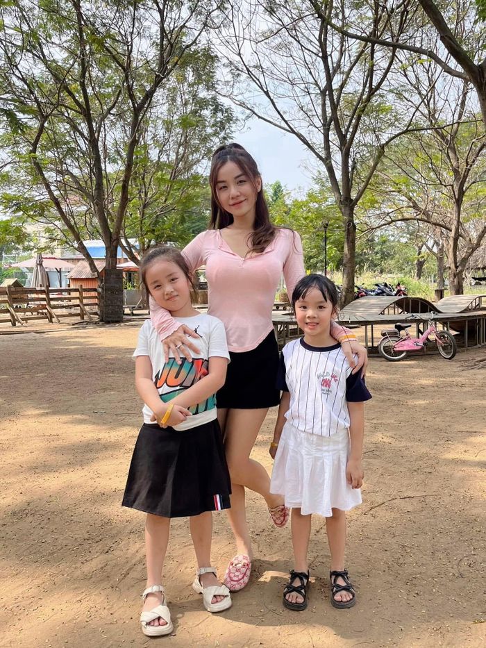 Ở tuổi rất trẻ, Cindy kết hôn với ca sĩ Hoài Lâm và sinh hai bé gái. Tuy nhiên cuộc hôn nhân không trọn vẹn, khiến cô trở thành mẹ đơn thân nuôi hai con nhỏ.