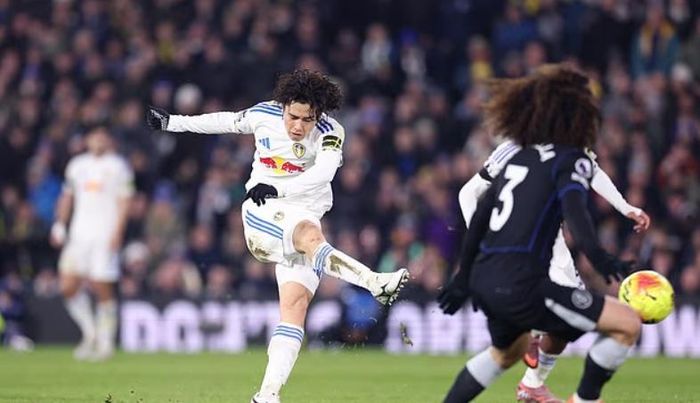 Chelsea bỏ lỡ cơ hội bám đuổi Arsenal và Man City.