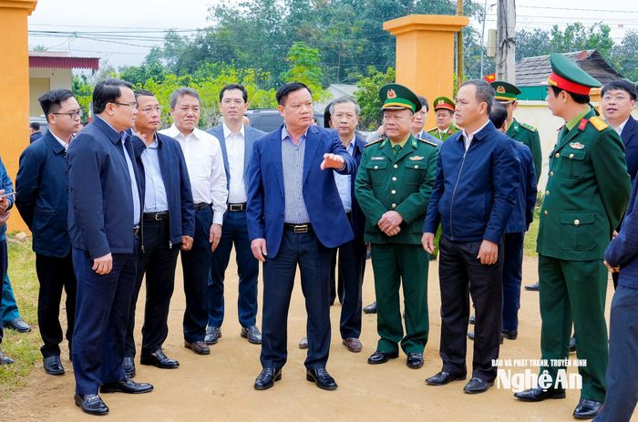 Bí thư Tỉnh ủy Nguyễn Khắc Thận kiểm tra địa điểm xây dựng Trường Phổ thông nội trú liên cấp Tiểu học và Trung học cơ sở xã Tri Lễ. Ảnh: Phạm Bằng