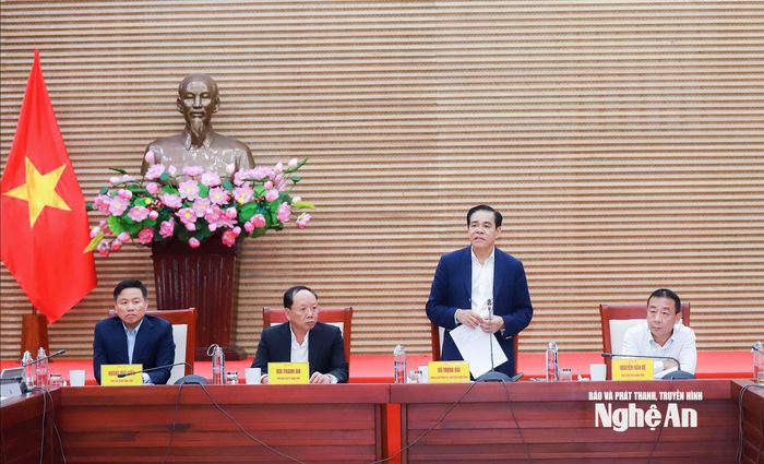 Chủ tịch UBND tỉnh Võ Trọng Hải và các đồng chí Phó Chủ tịch UBND tỉnh tại cuộc làm việc. Ảnh: Thành Duy