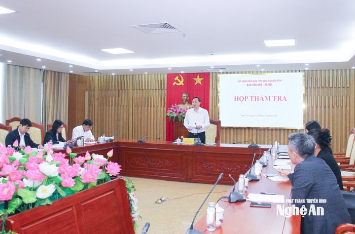 Quang cảnh cuộc họp thẩm tra của Ban Văn hóa - Xã hội HĐND tỉnh về dự thảo nghị quyết quy định mức học phí đối với cơ sở giáo dục trên địa bàn tỉnh Nghệ An. Ảnh: Mai Hoa