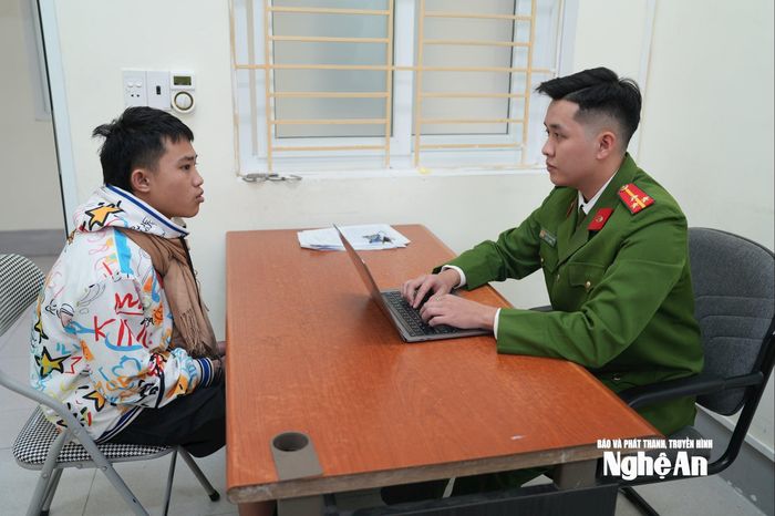 Đối tượng Đoàn Khắc Chung tại Cơ quan Công an. Ảnh: Phạm Thủy