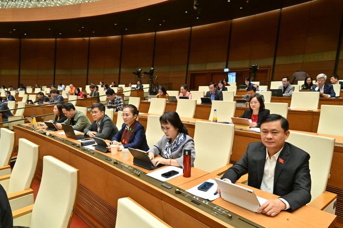 Các ĐBQH đoàn Nghệ An tại phiên làm việc ở Hội trường Diên Hồng sáng 4/12. Ảnh: Nam An