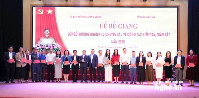 Lãnh đạo Ủy ban Kiểm tra Trung ương trao Giấy chứng nhận hoàn thành lớp bồi dưỡng cho các học viên. Ảnh: TL