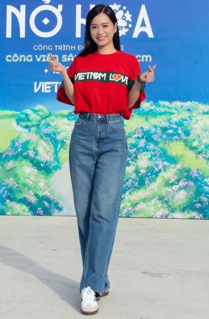 Ngược lại, trong các hoạt động đời thường, Lâm Vỹ Dạ chuyển hướng sang phong cách năng động và thoải mái. Cô thường ưu tiên những trang phục có tông màu tươi sáng, dễ nhìn như hồng, đỏ, hoặc xanh dương nhạt, phù hợp với hình ảnh hoạt bát và vui tươi trên truyền hình. Ảnh: FBNV 