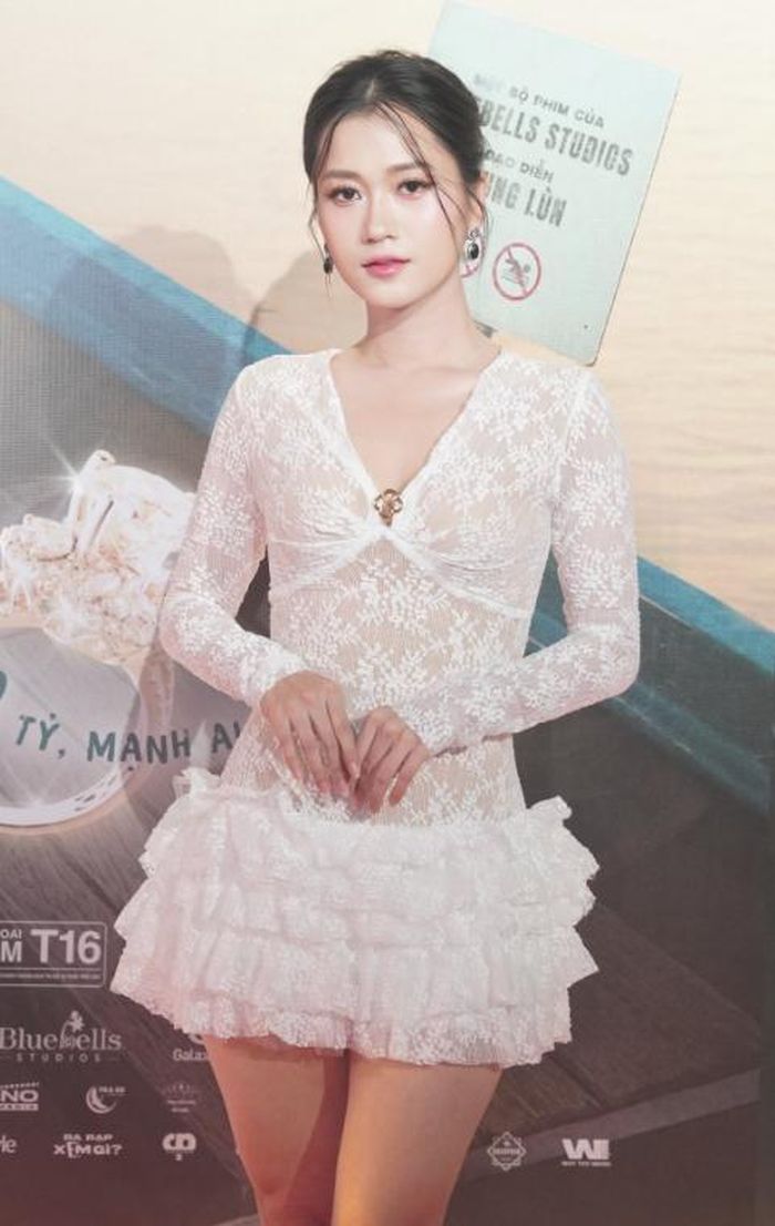 Khi bước lên thảm đỏ hoặc tham dự các sự kiện quan trọng, Lâm Vỹ Dạ ưu tiên những trang phục có khả năng gây ấn tượng mạnh mẽ và tôn lên vẻ đẹp đằm thắm, sang trọng. Ảnh: FBNV 