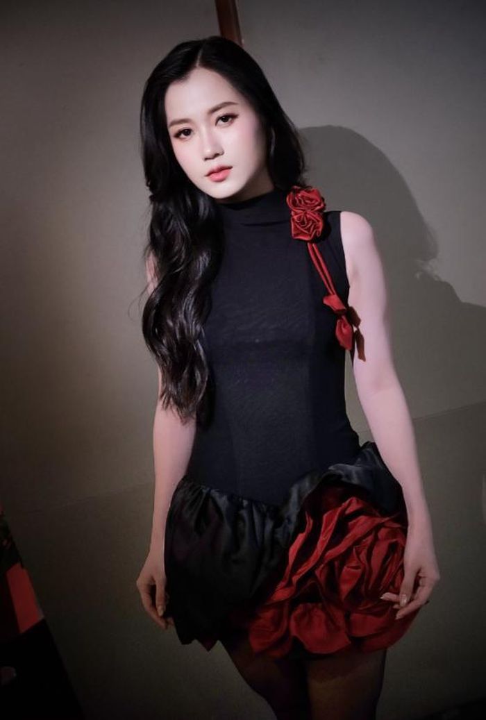 Phong cách thời trang thu hút của Lâm Vỹ Dạ còn được thể hiện qua những thiết kế ren trắng xuyên thấu đầy táo bạo kết hợp bèo nhún bồng bềnh, hay một chiếc đầm đen với chi tiết hoa hồng 3D lớn đính kèm, tạo điểm nhấn độc đáo và cá tính. Ảnh: FBNV 