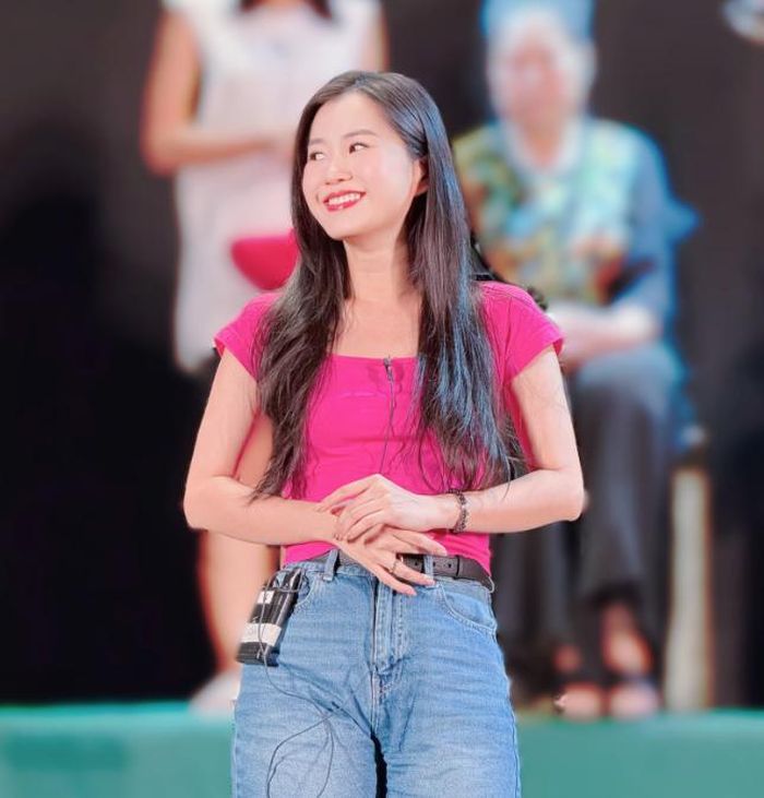 Các món đồ cơ bản và dễ di chuyển như áo phông, quần jeans ống rộng hay quần short thường xuyên xuất hiện trong tủ đồ của cô. Gu thời trang này không chỉ mang lại sự thoải mái tối đa cho các hoạt động cần di chuyển nhiều mà còn giúp cô giữ được sự gần gũi, trẻ trung với công chúng. Ảnh: FBNV 