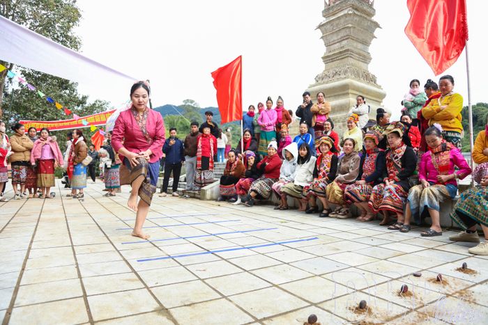 Thi đấu Tó Má Lẹ dân tộc Lào tại tháp Mường Luân.