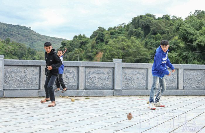Thanh, thiếu niên dân tộc Lào xã Mường Luân chơi đánh cù.