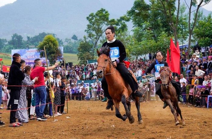 Giải đua ngựa của đồng bào Mông huyện Tam Đường (cũ) trong Tuần văn hóa dân tộc Mông năm 2023. Ảnh: BDT