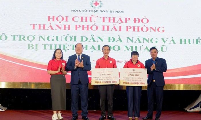 Hội Chữ thập đỏ TP. Hải Phòng trao tặng 220 triệu đồng cho Hội Chữ thập đỏ Đà Nẵng và 200 triệu đồng cho Hội Chữ thập đỏ Huế.