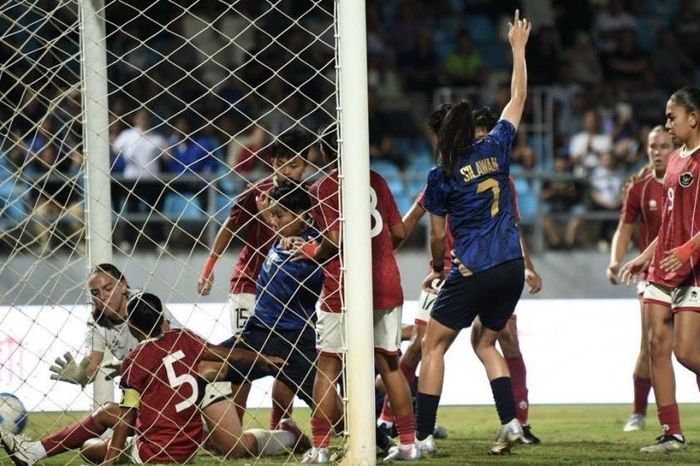 Các cầu thủ nữ Indonesia không tài nào cản nổi các chân sút của chủ nhà Thái Lan. (Ảnh: FA Thailand)