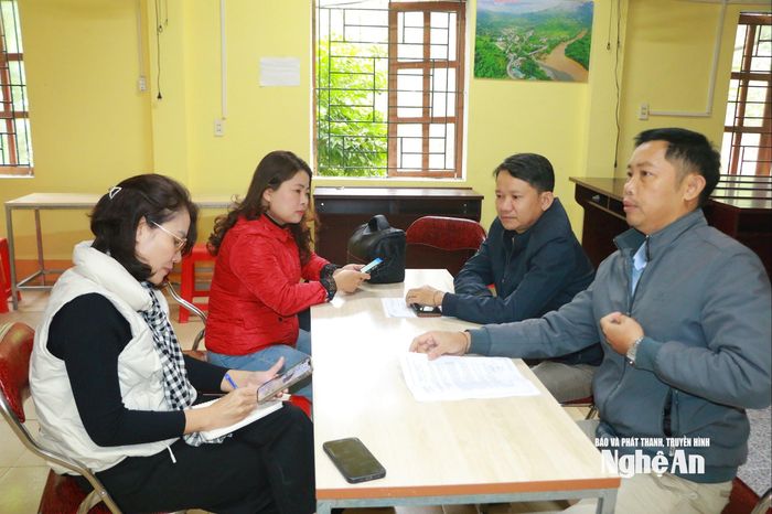 Bí thư Chi bộ bản Khe Kiền Lô Văn Xai và Trưởng bản Lương Văn Duy trao đổi với phóng viên về việc triển khai Nghị quyết phát triển kinh tế hộ. Ảnh: Đ.T
