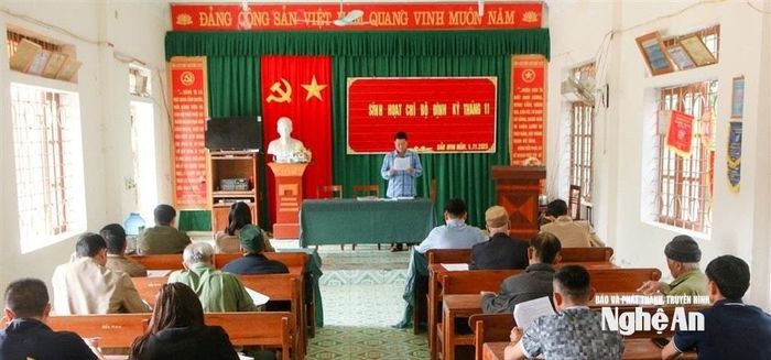 Sinh hoạt chi bộ định kỳ ở bản Mon. Ảnh: Đ.T
