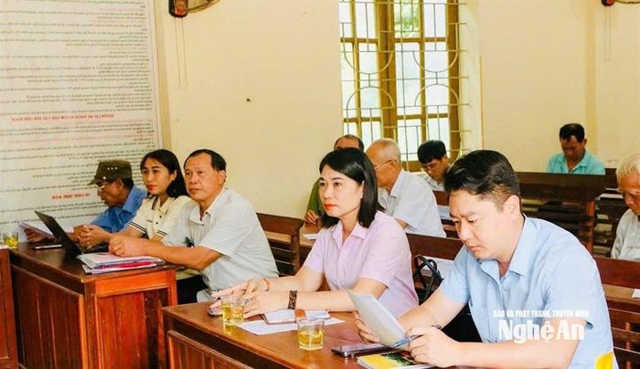 Đồng chí Lê Văn Lương - Ủy viên BCH đảng bộ tỉnh, Bí thư Đảng ủy xã Tương Dương dự sinh hoạt định kỳ ở cơ sở. Ảnh: Đ.T