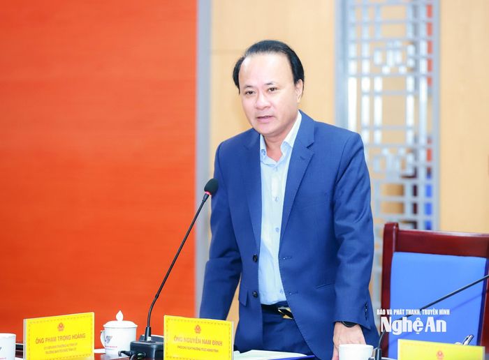 Đồng chí Nguyễn Nam Đình - Phó Chủ tịch Thường trực HĐND tỉnh, Phó Chủ tịch Ủy ban bầu cử tỉnh phát biểu tại phiên họp. Ảnh: Thành Duy