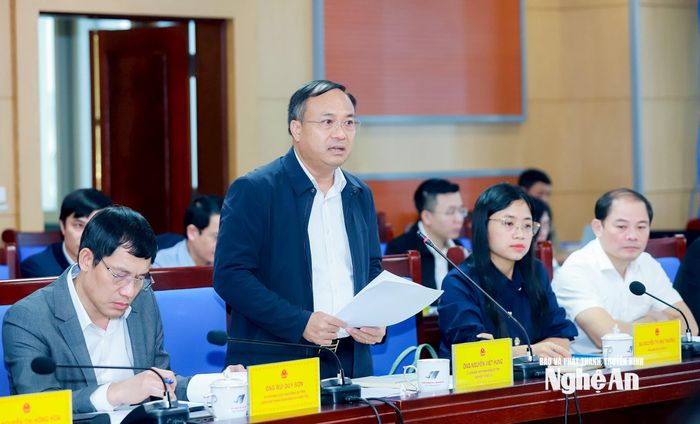 Đồng chí Nguyễn Viết Hưng - Ủy viên Ban Chấp hành Đảng bộ tỉnh, Giám đốc Sở Nội vụ báo cáo công tác chuẩn bị bầu cử. Ảnh: Thành Duy