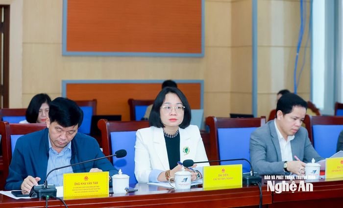 Các đại biểu dự Phiên họp thứ nhất Ủy ban bầu cử tỉnh Nghệ An. Ảnh: Thành Duy