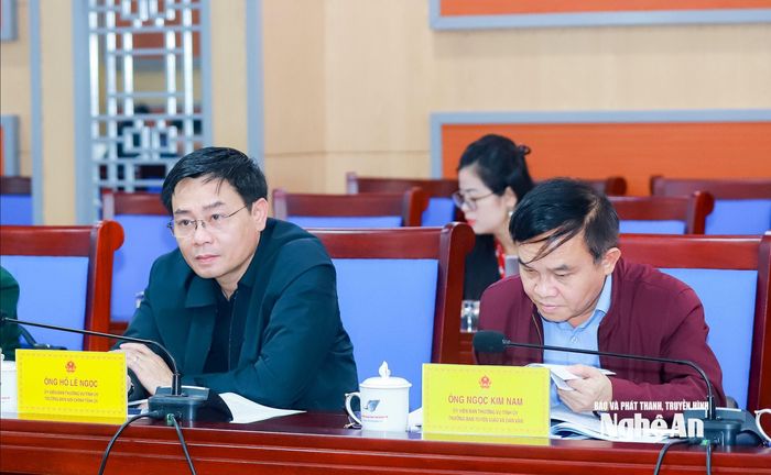 Các đại biểu dự Phiên họp thứ nhất Ủy ban bầu cử tỉnh Nghệ An. Ảnh: Thành Duy