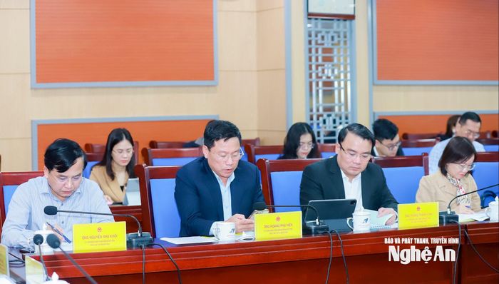 Các đại biểu dự Phiên họp thứ nhất Ủy ban bầu cử tỉnh Nghệ An. Ảnh: Thành Duy