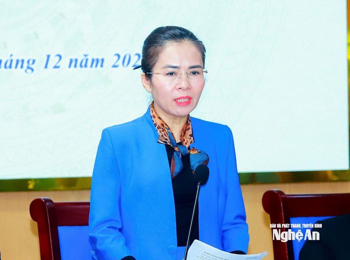 Đồng chí Võ Thị Minh Sinh - Phó Bí thư Tỉnh ủy, Chủ tịch Ủy ban MTTQ Việt Nam tỉnh, Trưởng Đoàn ĐBQH tỉnh, Phó Chủ tịch Ủy ban bầu cử tỉnh phát biểu tại phiên họp. Ảnh: Thành Duy