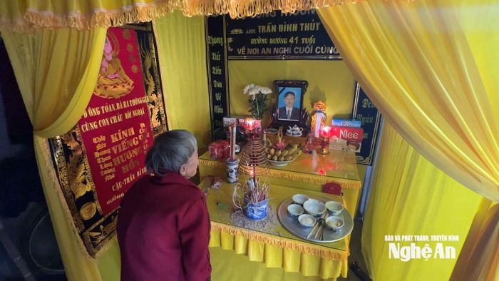 Người mẹ già bên bàn thờ con trai út. Ảnh: Ngọc Dũng
