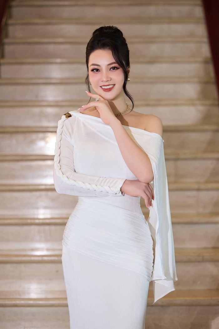 Sắc vóc rạng rỡ của nàng hậu 8X khiến dân tình trầm trồ.