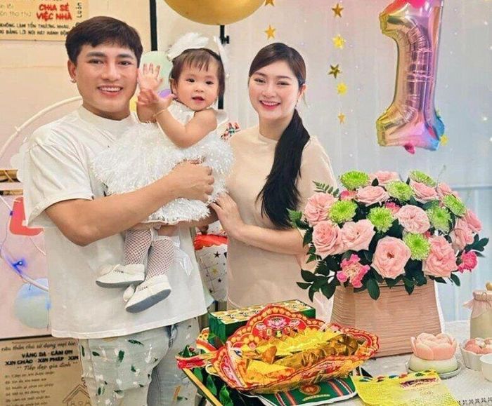 Châu Khải Phong công khai chuyện tình cảm với Thanh Trúc vào ngày sinh nhật của con gái.