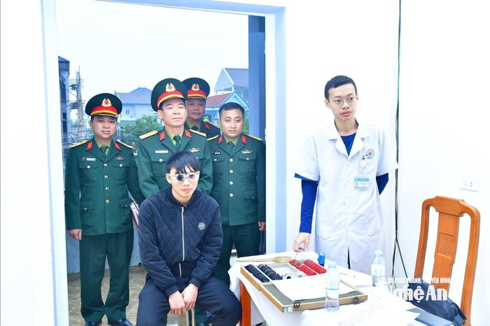 Đoàn công tác Bộ CHQS tỉnh kiểm tra công tác khám thị lực cho các thanh niên. Ảnh: Trọng Kiên