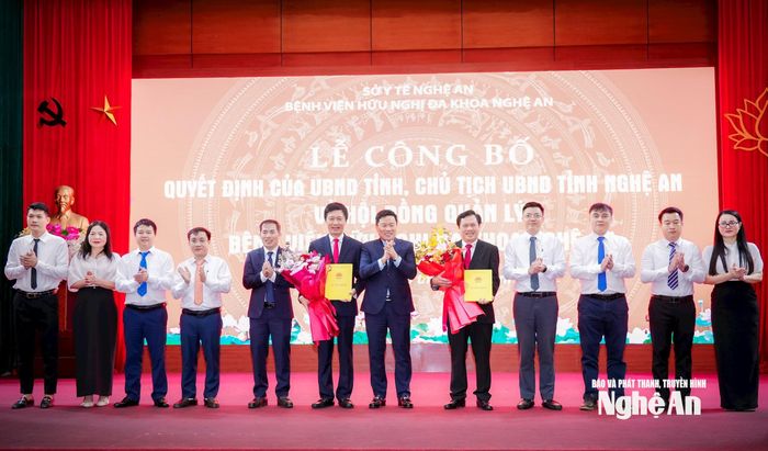 Phó Chủ tịch UBND tỉnh Hoàng Phú Hiền trao Quyết định thành lập Hội đồng quản lý Bệnh viện Hữu nghị Đa khoa Nghệ An và Quyết định bổ nhiệm Chủ tịch Hội đồng quản lý Bệnh viện Hữu nghị Đa khoa Nghệ An. Ảnh: Thành Chung