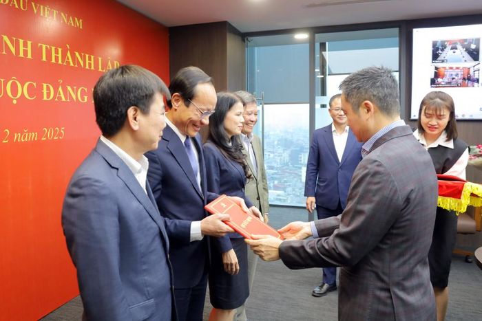 Ủy viên BCH Đảng bộ Chính phủ - Bí thư Đảng ủy – Chủ tịch HĐQT Petrolimex Phạm Văn Thanh trao Quyết định