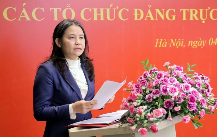 Phó Trưởng Ban Tổ chức Đảng ủy Petrolimex Lê Thị Ánh Hồng công bố các quyết định thành lập đảng bộ, chi bộ của Đảng ủy Tập đoàn