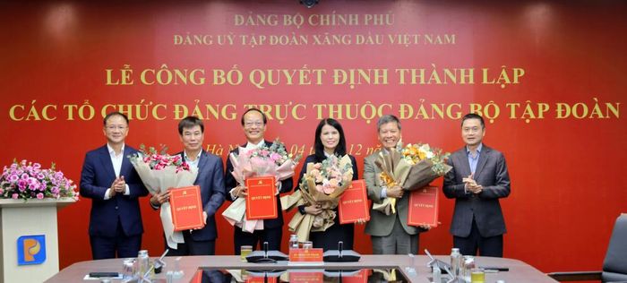 Ủy viên BCH Đảng bộ Chính phủ - Bí thư Đảng ủy - Chủ tịch HĐQT Petrolimex Phạm Văn Thanh và Phó Bí thư Thường trực Đảng ủy Petrolimex Đặng Trần Hiếu trao quyết định và tặng hoa chúc mừng các đồng chí Bí thư đại diện 4 cấp ủy