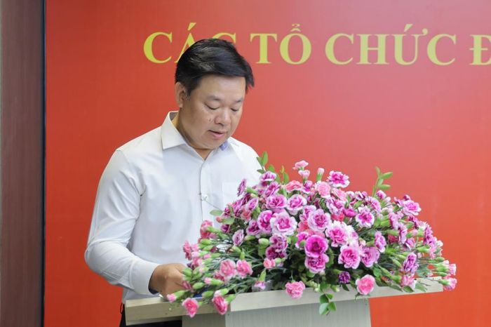 UV BCH Đảng bộ Petrolimex, Chánh Văn phòng Đảng ủy Trần Đức Trung giới thiệu đại biểu tham dự Lễ công bố