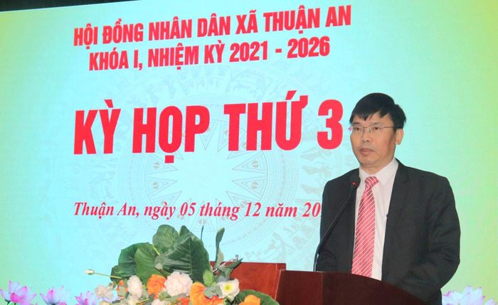 Phó Chủ tịch UBND xã Thuận An Lê Hải Đăng báo cáo tại kỳ họp. Ảnh: Vân Thư