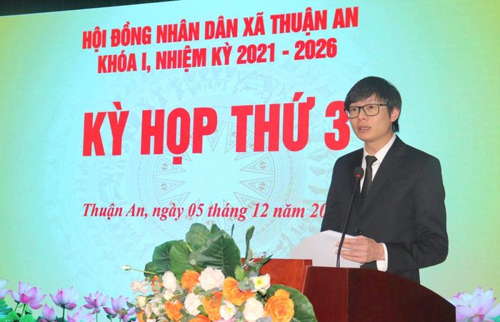 Phó Chủ tịch HĐND xã Thuận An Nguyễn Huy Minh báo cáo tại kỳ họp. Ảnh: Vân Thư
