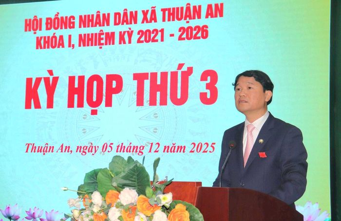 Bí thư Đảng ủy, Chủ tịch HĐND xã Thuận An Trương Văn Học phát biểu. Ảnh: Vân Thư