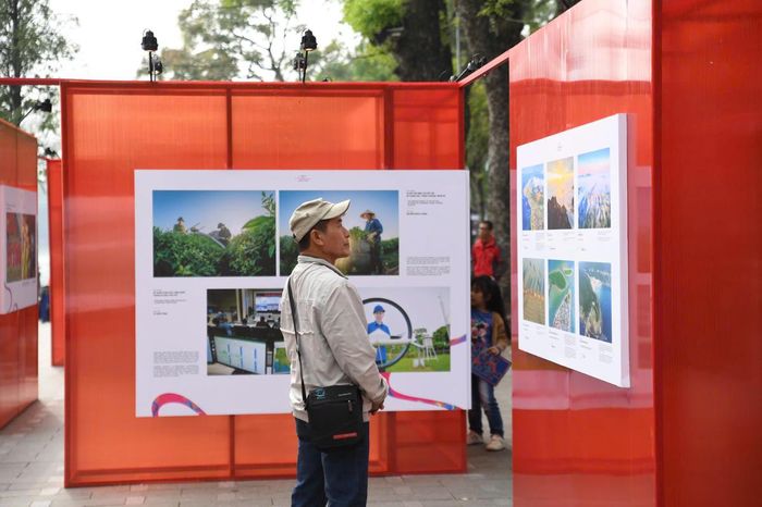 Người dân tham quan triển lãm tại Hồ Gươm. Ảnh: Phạm Sỹ.