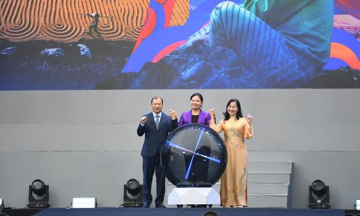 Các đại biểu thực hiện nghi thức khai mạc "Ngày hội Việt Nam hạnh phúc". Ảnh: Phạm Sỹ.